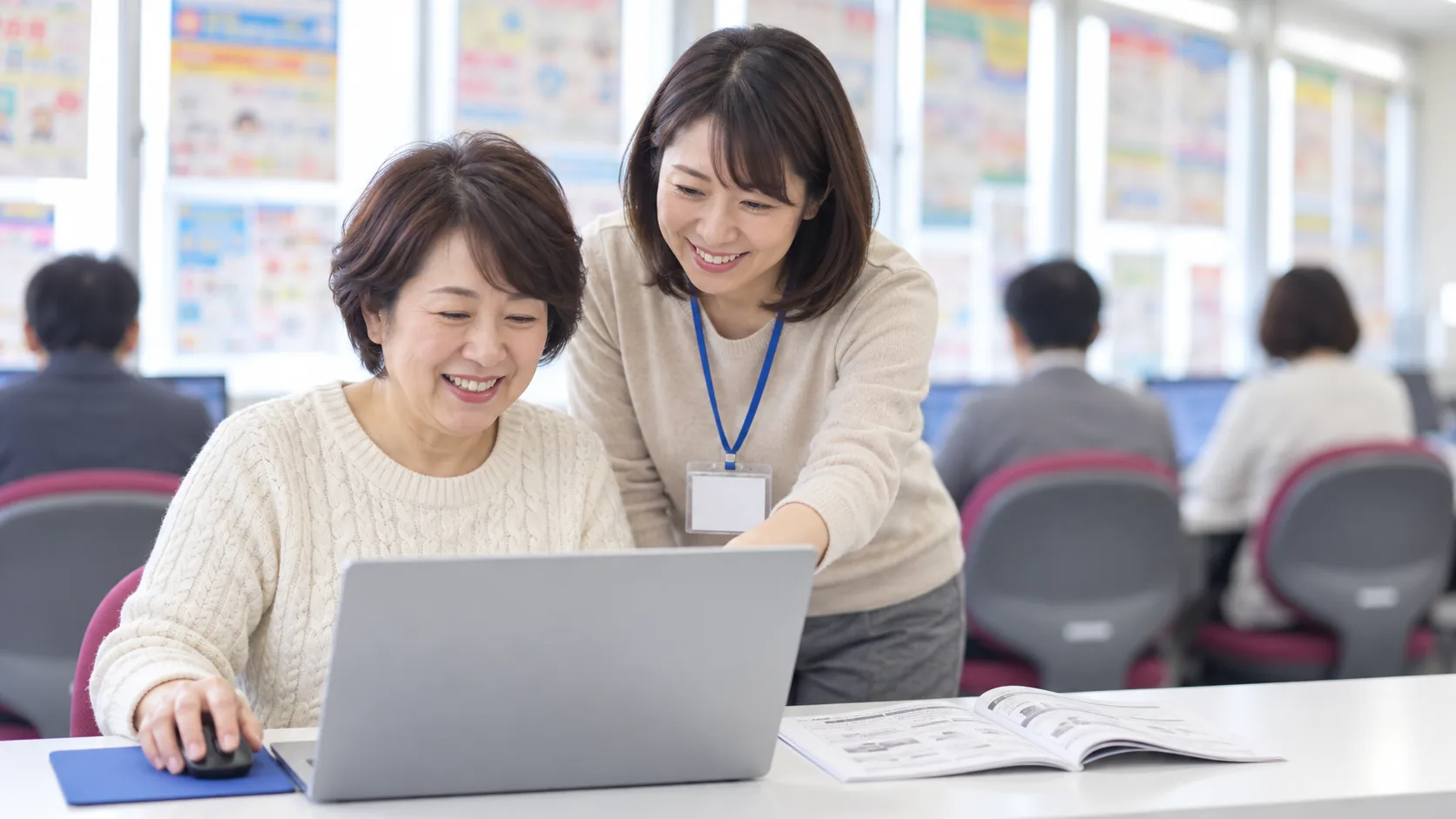 商工会議所パソコン教室でインストラクターの指導を受ける受講生（法人向け人材育成・リスキリング）