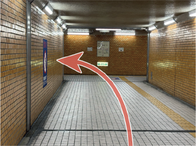 突き当りを左に進み、階段を上がる