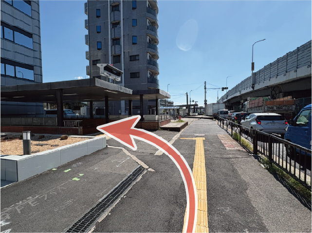 交差点左側の地下通路へ入る
