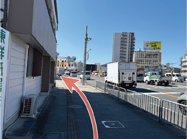 地上に出て直進し、左手の守口門真商工会議所会館3階へ